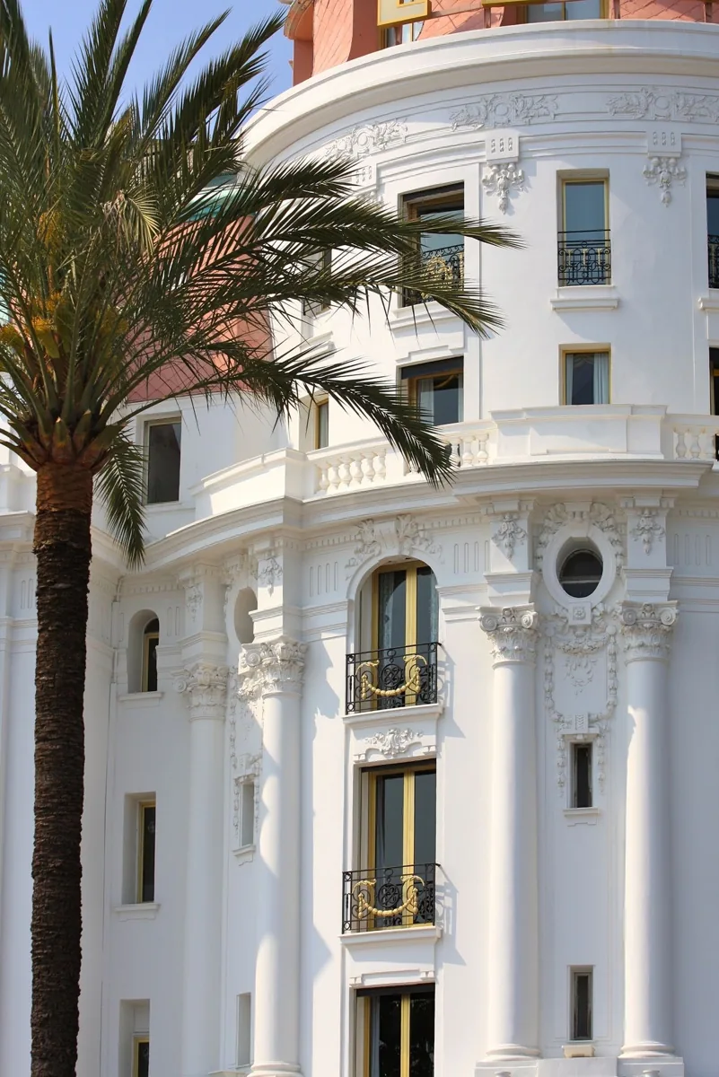 Façade Belle Époque blanche et palmier sur la Promenade des Anglais à Nice